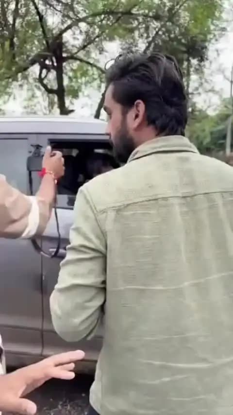 कार में बैठे एक शख्स से मीडियाकर्मियों द्वारा "लाशों पर राजनीति करने" को लेकर तीखे सवाल पूछने और तीखी बहस का यह वीडियो स