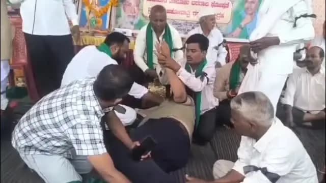 ಹುಲಸೂರ: ಧರಣಿ ಸ್ಥಳದಲ್ಲಿ ಕುಸಿದು ಬಿದ್ದ ರೈತ: ಪಟ್ಟಣದ ಸರ್ಕಾರಿ ಆಸ್ಪತ್ರೆಗೆ ದಾಖಲು