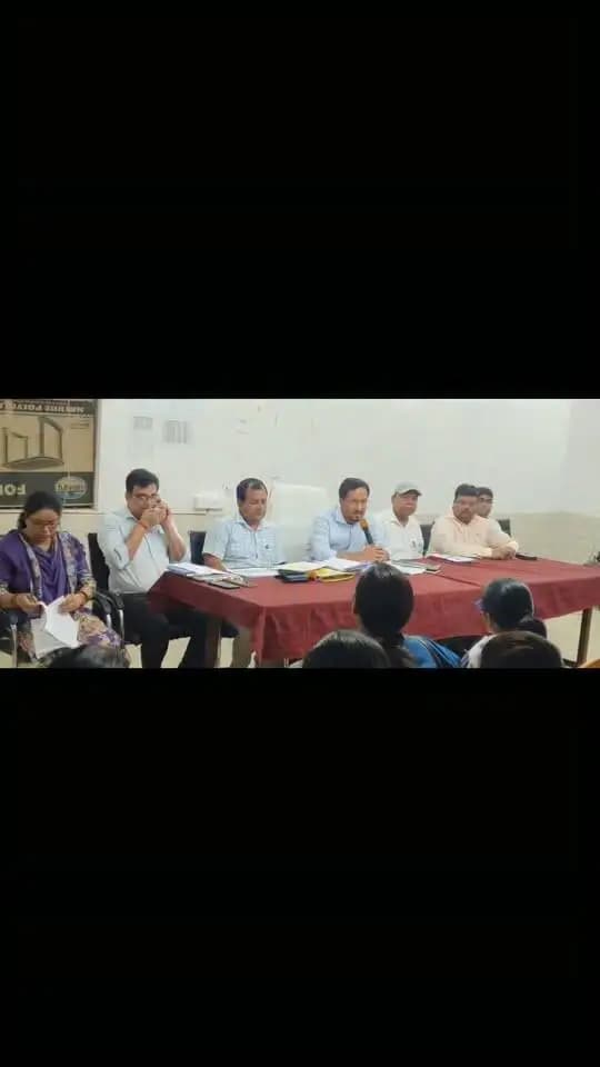 आज दिनाँक 12.09.2026 को उपविकास आयुक्त महोदय द्वारा सभी जिलास्तरीय पदाधिकारी, सभी प्रखण्ड विकास पदाधिकारी, सभी प्रखंड बाल विकास परियोजना पदाधिकारी एवम सभी कार्यक्रम पदाधिकारी के साथ आंगनवाड़ी, मिशन कायाकल्प ,वृक्षारोपण एवम रूरल हाट की प्रगति से संबंधित समीक्षा बैठक की जिसमे सभी नए आंगनवाड़ी का सर्वे दो दिनों के अंदर पूर्ण करने का निदेश दिया।मिशन कायाकल्प अंतर्गत विभागीय मार्गदर्शन के अनुरूप योजनाओं के चयन में प्राथमिकता देने हेतु निदेशित किया गया है।वृक्षारोपण की योजनाओं को प्रारंभ करने में अगले दो दिनों के अंदर सत प्रतिशत उपलब्धि प्राप्त करने हेतु निदेशित किया गया।सभी प्रखण्ड विकास पदाधिकारी को निदेशित किया गया कि मिशन कायाकल्प हेतु चयन किये जा रहे एक एक योजनाओं का अपने स्तर से पर्यवेक्षण करना सुनिश्चित करेंगे।