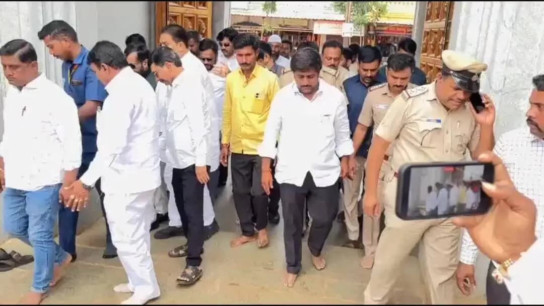 ಬಸವಕಲ್ಯಾಣ: ನಗರಕ್ಕೆ ಆಗಮಿಸಿದ ವಿಧಾನ ಪರಿಷತ್ ಸಭಾಪತಿ ಸಲೀಂ ಅಹ್ಮದ್'ಗೆ ಅದ್ಧೂರಿ ಸ್ವಾಗತ: ದರ್ಗಾ, ದೇವಸ್ಥಾನಕ್ಕೆ ಭೇಟಿ