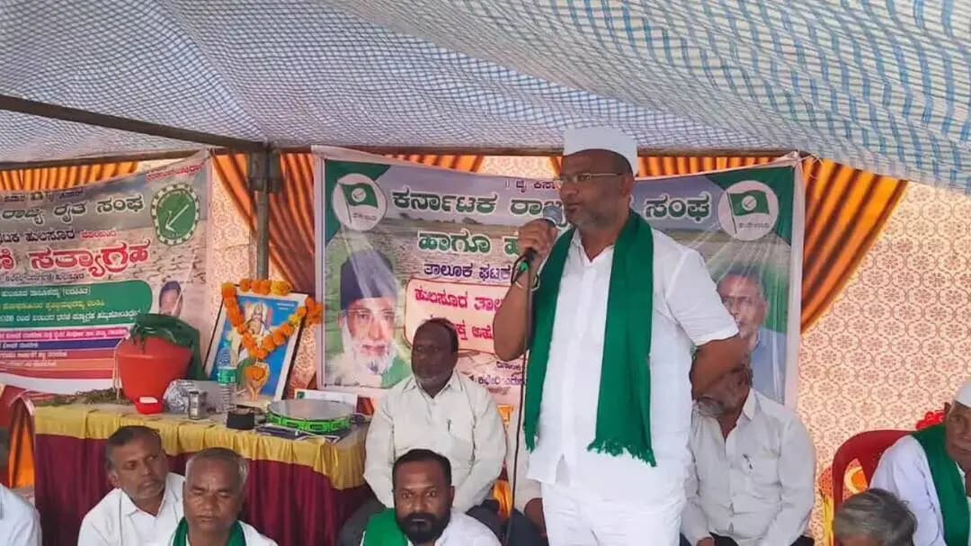 ಹುಲಸೂರ: ಪಟ್ಟಣದಲ್ಲಿ ಬರಗಾಲ ಘೋಷಣೆಗೆ ಒತ್ತಾಯಿಸಿ ರೈತರು ನಡೆಸುತ್ತಿರುವ ಹೋರಾಟಕ್ಕೆ ಶಾಸಕ ಸಲಗರ್ ಬೆಂಬಲ