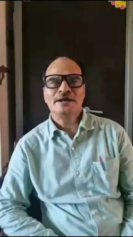 🩺 एनीमिया मुक्त भारत अभियान के तहत आयरन सिरप के सुरक्षित सेवन के संबंध में दी गई जानकारी
जिला प्रतिरक्षण पदाधिकारी, जहानाबाद डॉ. प्रमोद कुमार सिंह द्वारा बच्चों को दी जा रही आयरन सिरप के संबंध में आमजनों एवं अभिभावकों को जागरूक किया गया। उनके द्वारा दी गई जानकारी के मुख्य बिंदु निम्न हैं—
🔹 बच्चों में आयरन की कमी एवं एनीमिया की रोकथाम हेतु आयरन सिरप दिया जा रहा है।
🔹 निर्धारित मात्रा में दिया जाने वाला आयरन सिरप पूरी तरह सुरक्षित है।
🔹 बच्चों को आयरन सिरप खाली पेट नहीं देना है।
🔹 दवा लेने के बाद कुछ बच्चों में हल्की उल्टी, पेट दर्द अथवा असहजता हो सकती है जो सामान्य है।
🔹 यदि बच्चे को बार-बार उल्टी हो या परेशानी अधिक हो, तो नजदीकी स्वास्थ्य केंद्र पर चिकित्सकीय परामर्श लें।
#एनीमिया_मुक्त_भारत #आयरन_सिरप #बाल_स्वास्थ्य #स्वास्थ्य_जागरूकता #जिला_प्रशासन_जहानाबाद
