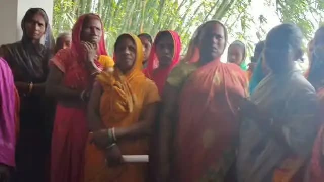 *जिला पदाधिकारी पूर्णिया श्री अंशुल कुमार ( भा०प्र०से) के निदेश के आलोक में लगातार राहत कार्य जारी है इसी क्रम में बाढ़ प्रभावित कोयली सिमरा पूरब पंचायत में स्वास्थ्य शिविर आयोजित: ग्रामीणों की हुई स्वास्थ्य जांच, बांटी गई दवाइयां*
बाढ़ के मद्देनजर जिला प्रशासन पूरी तरह मुस्तैद है। इसी क्रम में प्रखंड क्षेत्र के बाढ़ प्रभावित कोयली सिमरा पूरब पंचायत में विशेष स्वास्थ्य चिकित्सा शिविर का आयोजन किया गया। शिविर में उपस्थित स्वास्थ्य विभाग की मेडिकल टीम द्वारा बड़ी संख्या में पहुंचे स्थानीय ग्रामीणों की स्वास्थ्य जांच की गई तथा उन्हें आवश्यक दवाइयां एवं मलहम नि:शुल्क वितरित किए गए।
शिविर में मौजूद चिकित्सा पदाधिकारी ने बताया कि बाढ़ एवं जलजमाव के कारण वर्तमान में अधिकतर मरीज त्वचा संबंधी संक्रमण (स्किन डिजीज/फंगल इन्फेक्शन), सर्दी-खांसी (कफ-कोल्ड) एवं सामान्य बुखार की समस्या लेकर आ रहे हैं।
त्वचा रोगों से बचाव हेतु दिए गए महत्वपूर्ण परामर्श:
चिकित्सा दल द्वारा ग्रामीणों को जागरूक करते हुए जलजमाव के दौरान स्वास्थ्य संबंधी सावधानियां बरतने की सलाह दी गई:
* पैरों की सफाई: गंदे या बाढ़ के पानी के संपर्क में आने के बाद रात को सोते समय पैरों को साफ व गुनगुने पानी से अच्छी तरह धोएं और सूखे कपड़े से पोंछकर ही सोएं। पैरों के अंगूठों व उंगलियों के बीच नमी रहने से फंगल इन्फेक्शन का खतरा बढ़ जाता है।
* दवा/मलहम लगाने का सही समय: त्वचा के संक्रमण हेतु दी जा रही दवा या मलहम को रात में सोते समय लगाने की सलाह दी गई, ताकि दवा को त्वचा में अवशोषित होने का पर्याप्त समय (2-3 घंटे) मिल सके। दिन के समय पानी के संपर्क में आने से दवा बह जाने पर इसका पूरा असर नहीं हो पाता है।
स्वास्थ्य टीम ने ग्रामीणों को आश्वस्त किया कि प्रशासन एवं स्वास्थ्य विभाग निरंतर उनकी सेवा में तत्पर है और आगे भी नियमित रूप से ऐसे स्वास्थ्य शिविरों का आयोजन कर दवाइयों की उपलब्धता सुनिश्चित की जाएगी। चिकित्सा दल ने लोगों से अपील की कि किसी भी प्रकार की स्वास्थ्य समस्या होने पर सरकारी चिकित्सकों से उचित परामर्श एवं दवा प्राप्त करें।