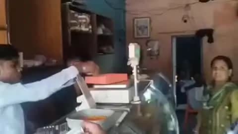 केराकत: केराकत के चन्दवक बाजार में खाद्य विभाग ने शनिवार की देर शाम मिठाई की दुकानों पर छापा मारा और सैंपल लिए