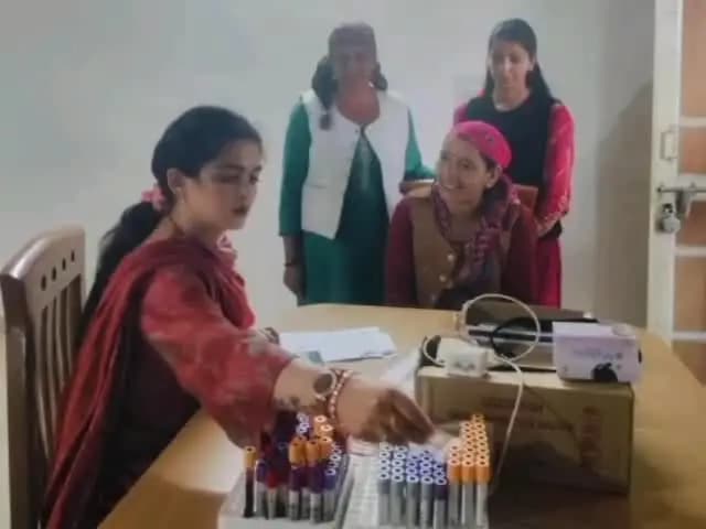 करसोग: उपमंडल करसोग के दुर्गम क्षेत्र महोग में स्वास्थ्य की जांच, लैब टेस्ट की भी दी सुविधा, बेलूधार में संक्रमित रोगों की जांच