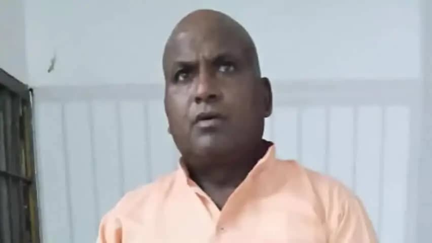 हमीरपुर: चंद्रपुरवा बुजुर्ग में कलयुगी बेटे ने वृद्ध मां की ईंट-पत्थर से कूचकर की हत्या, शव के पास चार घंटे बैठा रहा आरोपी