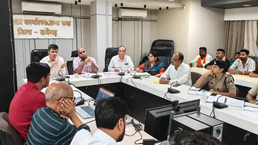 राजगढ़: आगामी त्यौहारों के मद्देनज़र राजगढ़ कलेक्ट्रेट कार्यालय में शांति समिति की बैठक हुई