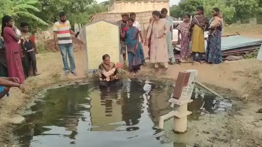 கிருஷ்ணகிரி: பாலிகானூர் மலைவாழ் மக்களுக்கு சுகாதாரமான குடிநீர் வழங்கக் கோரி சாக்கடை நீரில் குளித்து சமூக ஆர்வலர் விசித்திர போராட்டம்