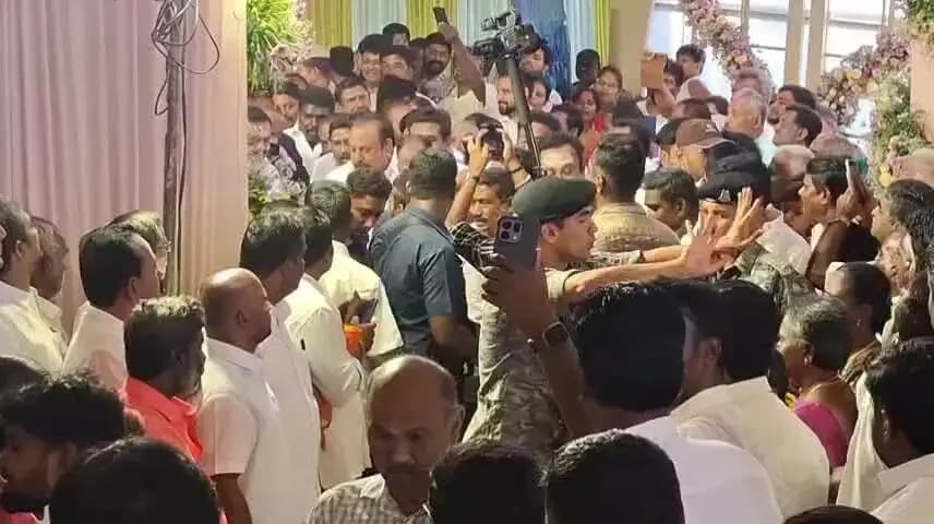 நாமக்கல்: திருமண வரவேற்பு விழாவில் பங்கேற்ற எடப்பாடி பழனிசாமி; செய்தியாளர்கள் கேள்விக்கு பதில் அளிக்காமல் புறப்பாடு