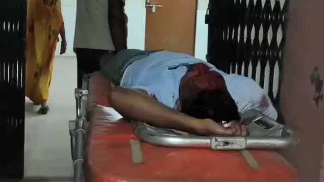 खड्डा: सड़क पर बिखरी गिट्टी बनी हादसे की वजह, बाइक सवार दो युवक गंभीर रूप से घायल