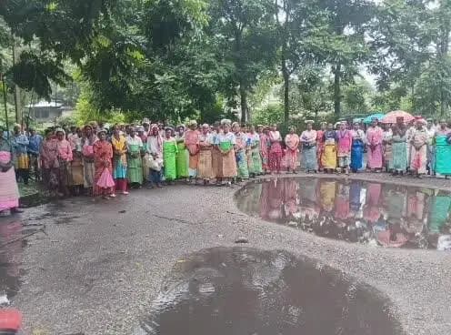 আলিপুরদুয়ার ২: পাটকা পাড়া চা বাগানে শ্রমিকদের বিক্ষোভ
