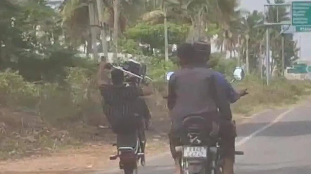 ಯಳಂದೂರು: ಮಾಂಬಳ್ಳಿ ಬಳಿ ಹೆದ್ದಾರಿಯಲ್ಲಿ ಯುವಕನಿಂದ ಅಪಾಯಕಾರಿ ವ್ಹೀಲಿಂಗ್!