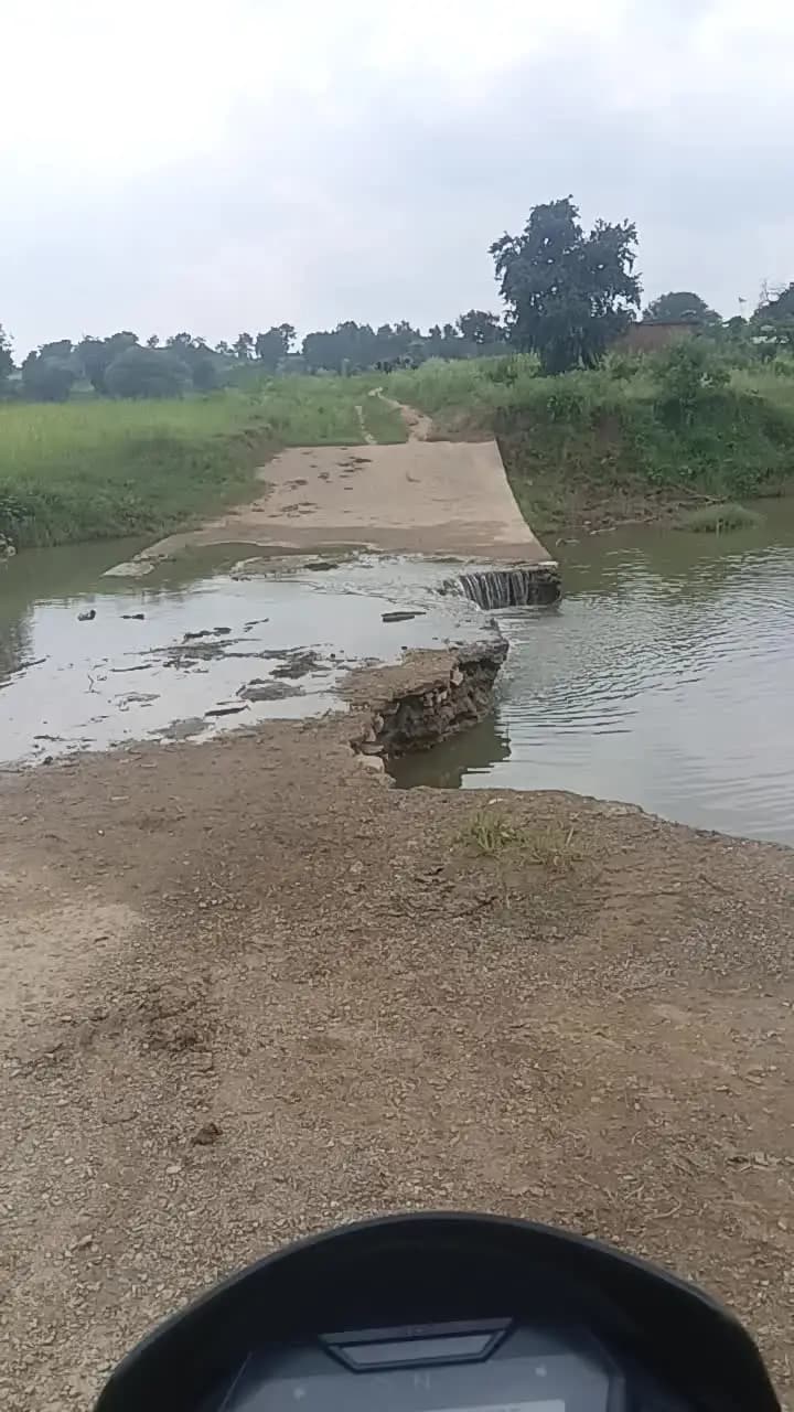 उत्तर प्रदेश सोनभद्र जिले के पनारी करमसार पुरानी टोला का छिलका टूट गया है जिससे आवा गमन बाधित हो रहा है #