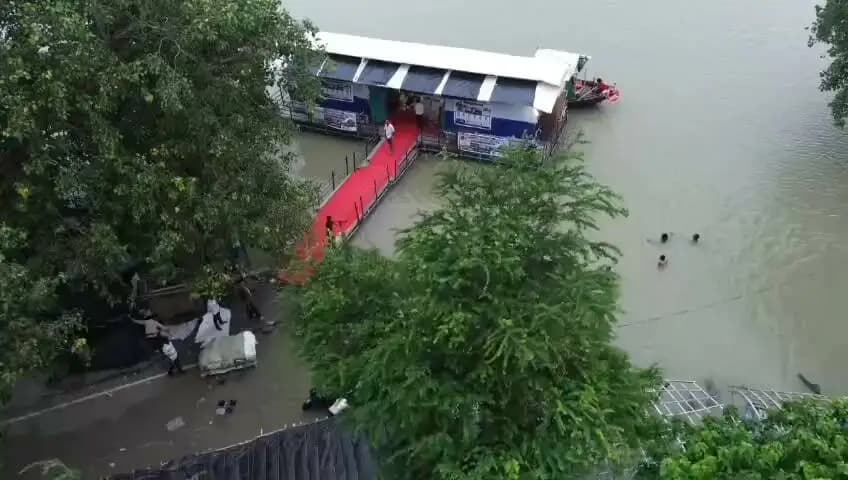 खगड़िया में बाढ़ राहत हेतु संचालित प्रथम फ्लोटिंग अस्पताल के संबंध में।
जिला पदाधिकारी महोदय की दूरदर्शी पहल पर खगड़िया के बाढ़ प्रभावित क्षेत्र में राज्य के पहले फ्लोटिंग अस्पताल व बोट एम्बुलेंस का सफल संचालन किया जा रहा है। जलमग्न एवं कटे हुए क्षेत्रों के नागरिकों तक सीधी पहुंच बनाकर अब तक 1,000 से अधिक मरीजों का सफलतापूर्वक उपचार किया जा चुका है। आपदा प्रबंधन और आपातकालीन स्वास्थ्य सेवा की दिशा में यह नवाचार अत्यंत प्रभावी एवं अनुकरणीय सिद्ध हुआ है।