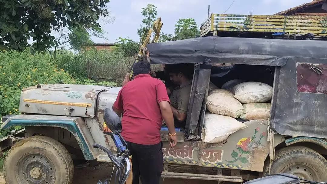 पुलिस ने अभ्रक लदे एक चार पहिया वाहन को पकड़ा है। बताया जा रहा है कि वाहन से अभ्रक ले जाया जा रहा था। पुलिस की कार्रवाई