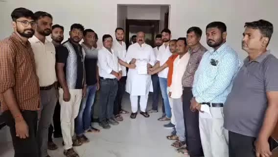 डुमरा: विधायक सुनील कुमार पिंटू विधानसभा में शिक्षकों के वेतनमान का मुद्दा मजबूती से उठाएंगे