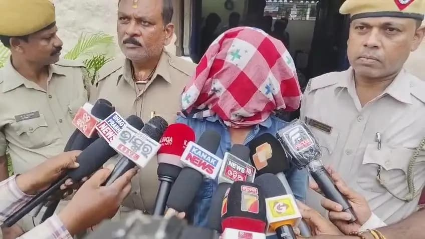 ଛତ୍ରପୁର: ବ୍ରହ୍ମପୁରରେ ପୁଲିସ ଗିରଫ କଲେ ଭଞ୍ଜନଗରର କାହ୍ନୁ, ଟ୍ରେନରେ ଚୋରି ଏବଂ ଚାରି ଲକ୍ଷ ଟଙ୍କା ଜବତ