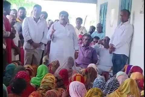 सिकंदरपुर: खरीद और निपानिया में बाढ़ पीड़ितों के बीच पहुंचे क्षेत्रीय विधायक