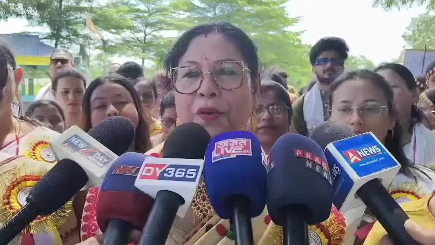 নগাঁও: নগাঁৱৰ উৰিয়াগাঁও বালিকা মজলীয়া বিদ্যালয়ৰ গৌৰৱোজ্জ্বল শতবর্ষত বাৰেৰহনীয়া সাংস্কৃতিক শোভাযাত্ৰা