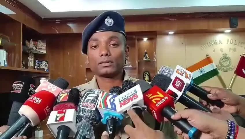 ଛତ୍ରପୁର: ପାର୍ବଣ ରୁତୁ ପାଇଁ ବ୍ରହ୍ମପୁର ପୋଲିସ ପ୍ରସ୍ତୁତ, ନିଜ କାର୍ଯ୍ୟାଳୟରେ ପ୍ରତିକ୍ରିୟା ରଖିଲେ ବ୍ରହ୍ମପୁର ଏସପି