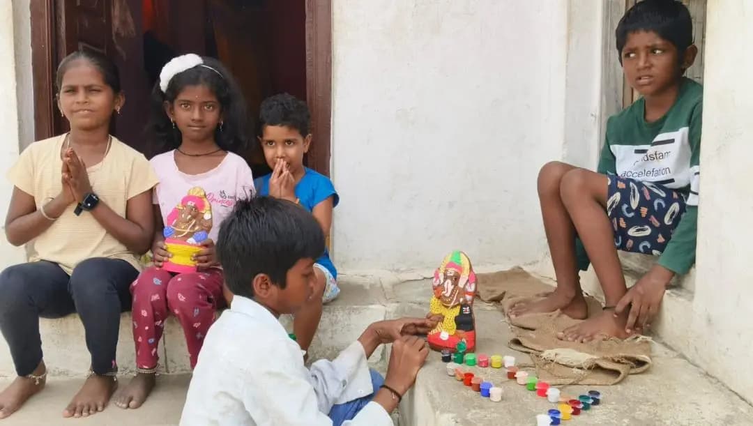 నారాయణపేట్: నారాయణపేట: చిన్నారుల చేతుల్లో మెరుగులు దిద్దుకుంటున్న మట్టి గణనాథుడు