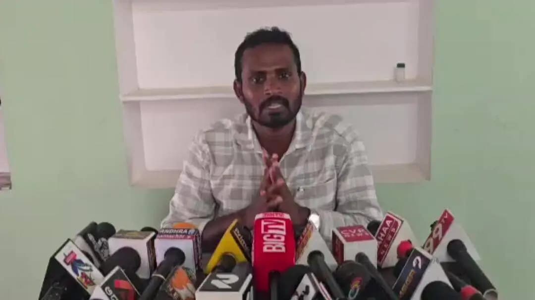 నరసన్నపేట: నరసన్నపేటలో మద్యం షాపుల్లో పది రూపాయలు అదనం వసూలు చేస్తున్నారంటున్న సామాన్యుడు మల్లేష్