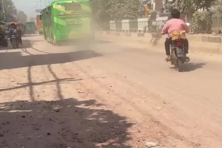 करोल बाग: बुराड़ी में धूल का कहर, जनता पूछ रही- सड़कें कब सुधरेंगी?