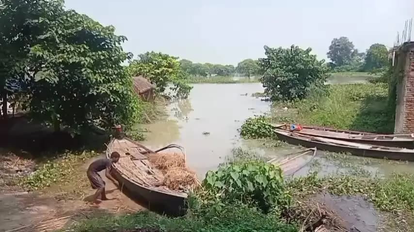 बांसडीह: चांदपुर हेड पर घाघरा नदी का जल स्तर 59.20 मीटर दर्ज, बढ़ते जल स्तर से लोग परेशान