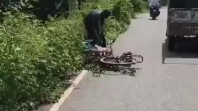 तमकुही राज: तेज रफ्तार पिकअप ने साइकिल सवार युवती और बुजुर्ग महिला को मारी टक्कर, दोनों घायल