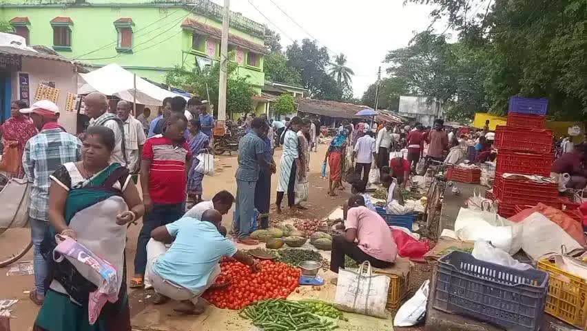 ଅମ୍ବାଭୋନା: କୃଷିଭିତ୍ତିକ ପର୍ବ ନୁଆଁଖାଇ ପୂର୍ବରୁ ଆଜି ବସିଥିବା ସ୍ୱତନ୍ତ୍ର ଡୁଙ୍ଗୁରୀ ନୁଆଁଖାଇ ବଜାର ରେ ପ୍ରବଳ ଭିଡ଼ ଓ ପନିପରିବା ଦର ଆକାଶଛୁଆଁ