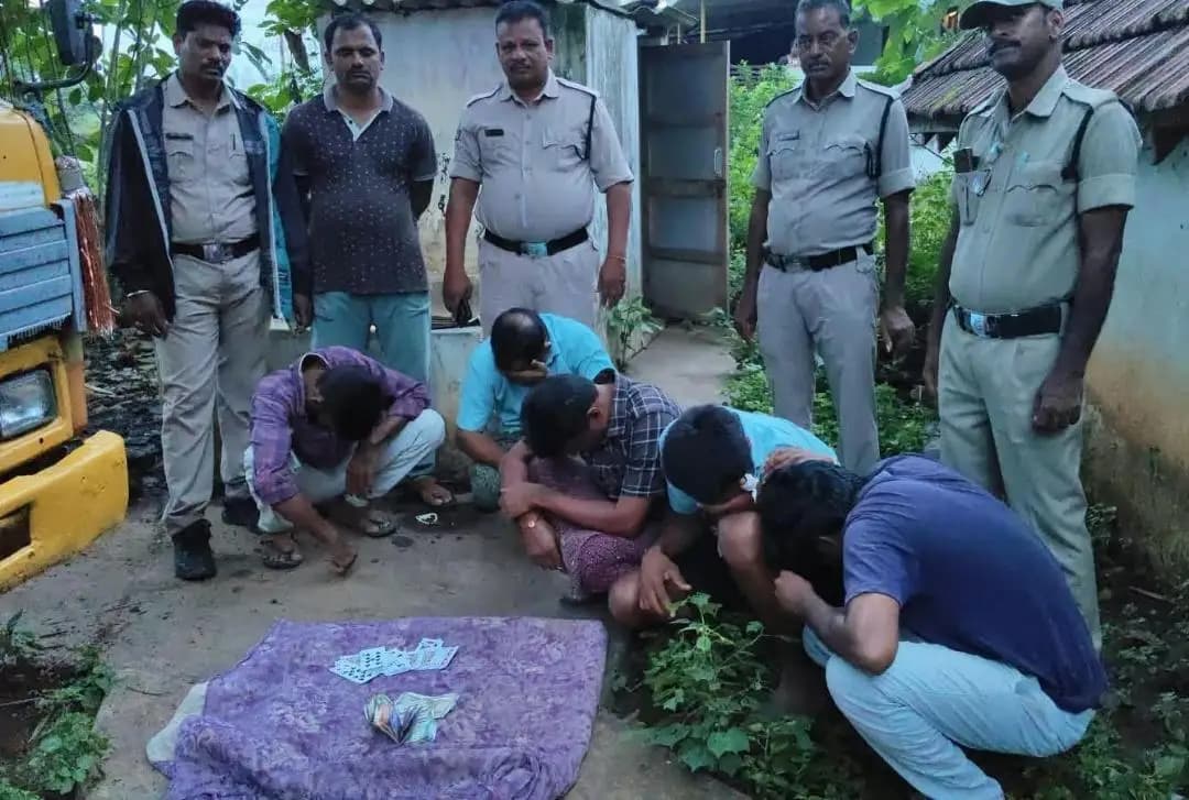 చోడవరం: బుచ్చయ్యపేటలో పేకాట స్థావరంపై పోలీసుల దాడి: ఐదుగురు అరెస్ట్