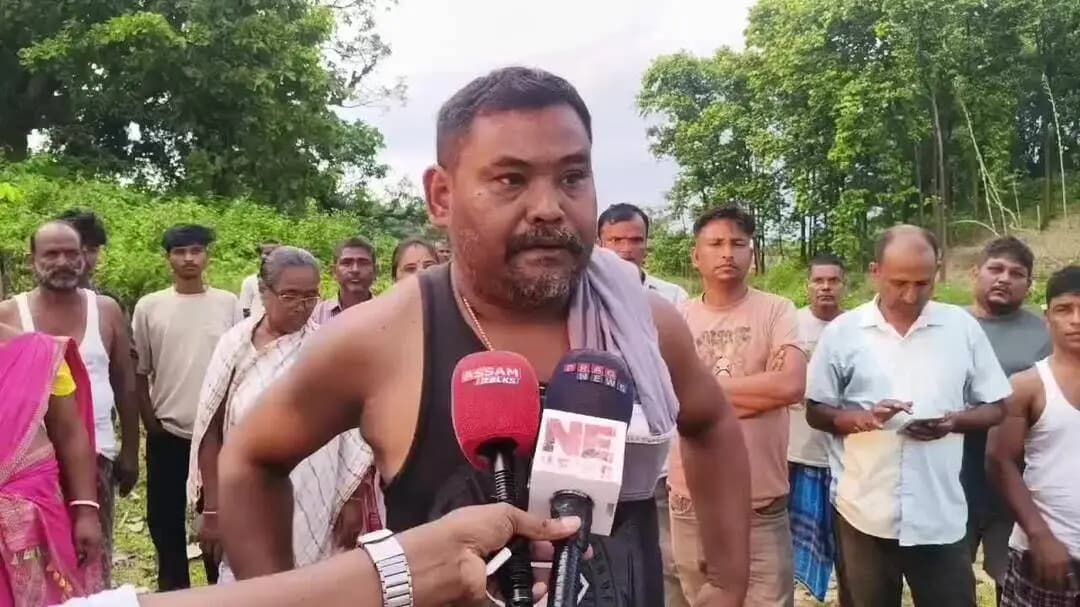 বিলাসীপাৰা ভাগ: বিলাসীপাৰাৰ টোকৰাবান্দা গাওঁত মন্দিৰ মাটিৰ কাষত উচ্ছেদিত পৰিয়ালৰ সংস্থাপন কৰাকলৈ স্হানীয় সচেতন ব্যক্তিৰ প্ৰতিক্ৰিয়া।
