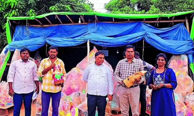 ದೇವನಹಳ್ಳಿ: ದೇವನಹಳ್ಳಿಯಲ್ಲಿ ಗಣಪತಿ ಮೂರ್ತಿ ತಯಾರಿಕೆ ಘಟಕ ಪರಿಶೀಲನೆ
