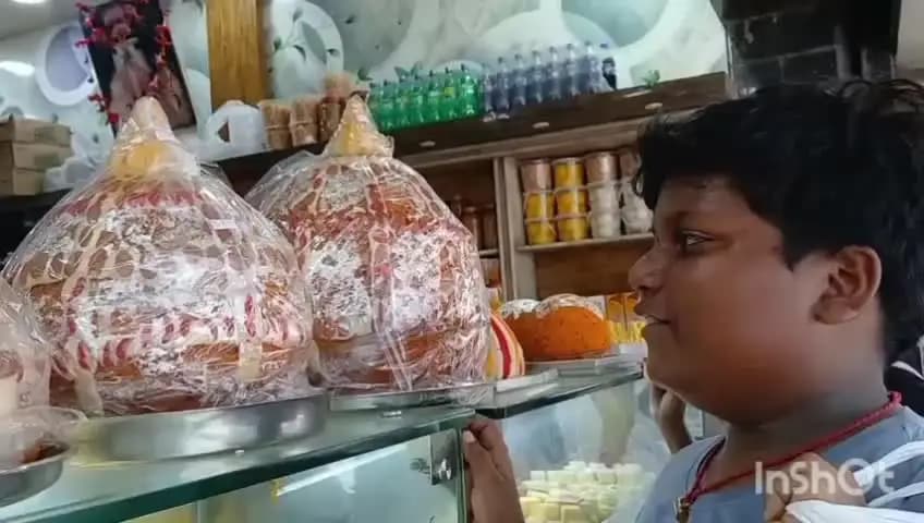 চুঁচুড়া-মগরা: ১৫ কেজি ওজনের লাড্ডু বানিয়ে সাড়া ফেলে দিয়েছে ব্যান্ডেলের এক মিষ্টান্ন ব্যবসায়ী