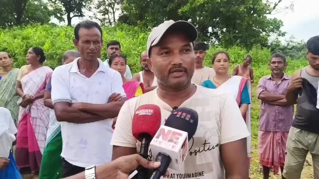 বিলাসীপাৰা ভাগ: বিলাসীপাৰাৰ টোকৰাবান্দা গাওঁত মন্দিৰ মাটিত কাষত উচ্ছেদিত পৰিয়ালৰ সংস্থাপন কৰাকলৈ স্হানীয় সচেতন ব্যক্তিৰ প্ৰতিক্ৰিয়া।