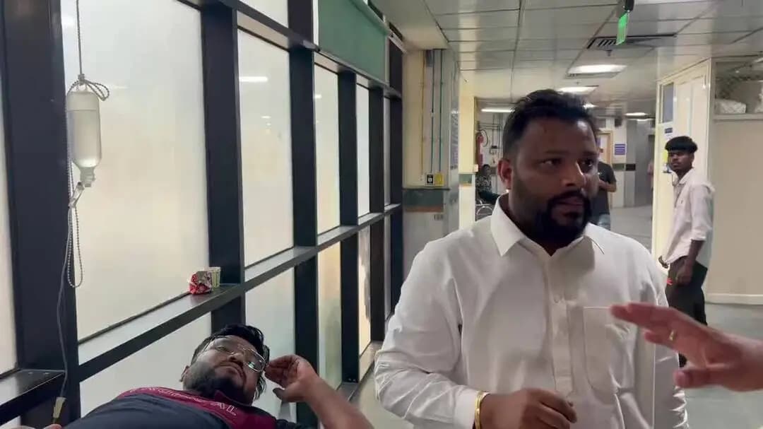 यमुना विहार: AAP MLA कुलदीप कुमार ने RML अस्पताल में वाल्मीकि समाज के पीड़ित सुनील कुमार से की मुलाकात, भाजपा पर साधा निशाना