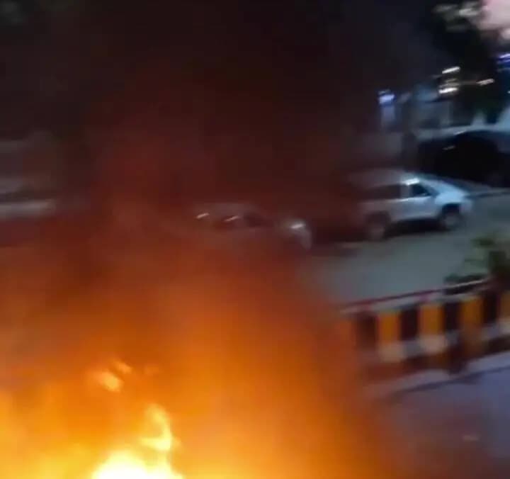 रोहिणी: आजादपुर फ्लाईओवर के पास चलती कार में भीषण आग, बड़ा हादसा टला