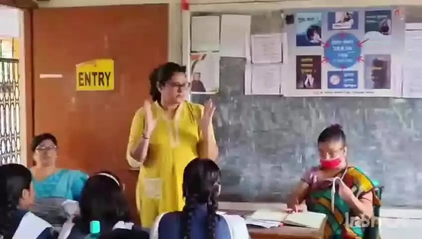 পোলবা-দাদপুর: অনুভূতিকে নিয়ন্ত্রণ করবে কিভাবে, পোলবায় সেই নিয়ে সচেতন করাহল ছাত্রীদের