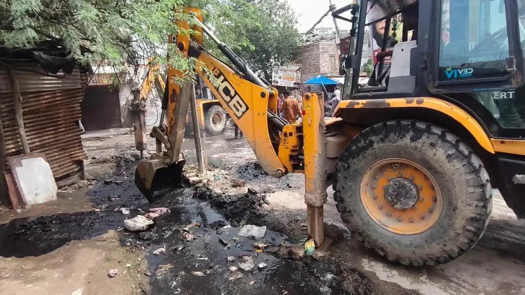 नरेला: मुकुंदपुर में जलभराव खत्म करने लेबर चौक पुलिया खोलने का काम शुरू