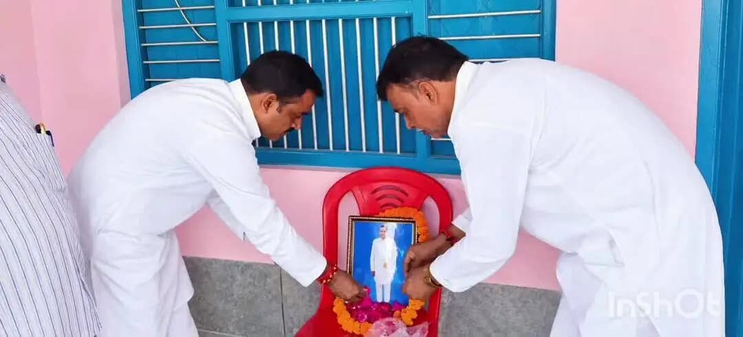 पीलीभीत सदर विधानसभा क्षेत्र अंतर्गत ग्राम ऐमी में चौधरी ओम सिंह जी के तेरहवीं संस्कार में पहुंचकर श्रद्धांजलि अर्पित की