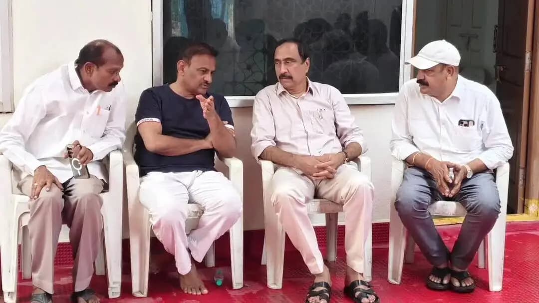 కోరుట్ల: తెలంగాణ రక్షణ సేన ఇంచార్జి, డా.రఘు తల్లి అనారోగ్యం మరణించంగా వారి కుటుంబ సభ్యులను పరామర్శించిన జగిత్యాల ఎమ్మెల్యే