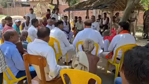 डुमरा: सीतामढ़ी केथरिया में जिला पार्षद पति की हत्या के बाद विधायक सुनील पिंटू ने शोकाकुल परिवार से मिलकर संवेदना जताई