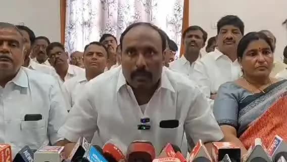 రాప్తాడు: తోపుదుర్తి రాజశేఖర్ రెడ్డి అసెంబ్లీకరంగా దుర్భాషలాడ్డాడు అనంతపురంలో రాప్తాడు మాజీ మార్కెట్ యార్డ్ చైర్మన్ గోపాల్ రెడ్డి