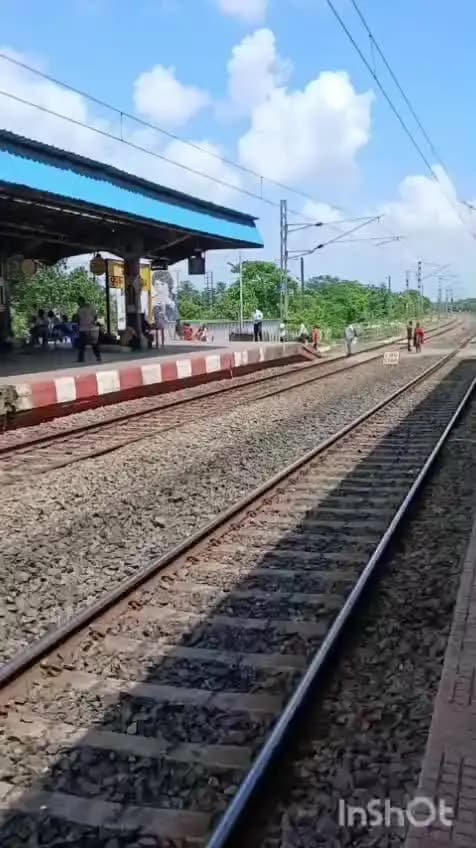 চুঁচুড়া-মগরা: পাওয়ার ব্লকের জন্য বাতিল বেশ কিছু লোকাল ট্রেন দুর্ভোগকে যাত্রীরা এমনই ছবি চুঁচুড়া স্টেশনে