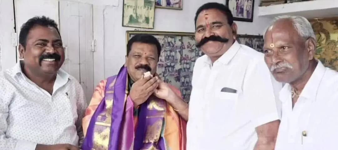 కోరుట్ల: జిల్లా గిరిజన అభివృద్ధి అధికారిగా పదోన్నతి పొందిన రాగిని భాస్కర్ ను సన్మానించిన వివిధ సంఘాల నాయకులు