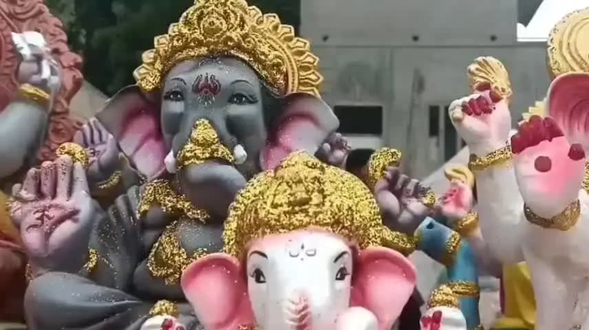 మార్కాపురం: జిల్లా కేంద్రంలో భక్తిశ్రద్ధలతో వినాయక విగ్రహాలను తరలించిన భక్తులు