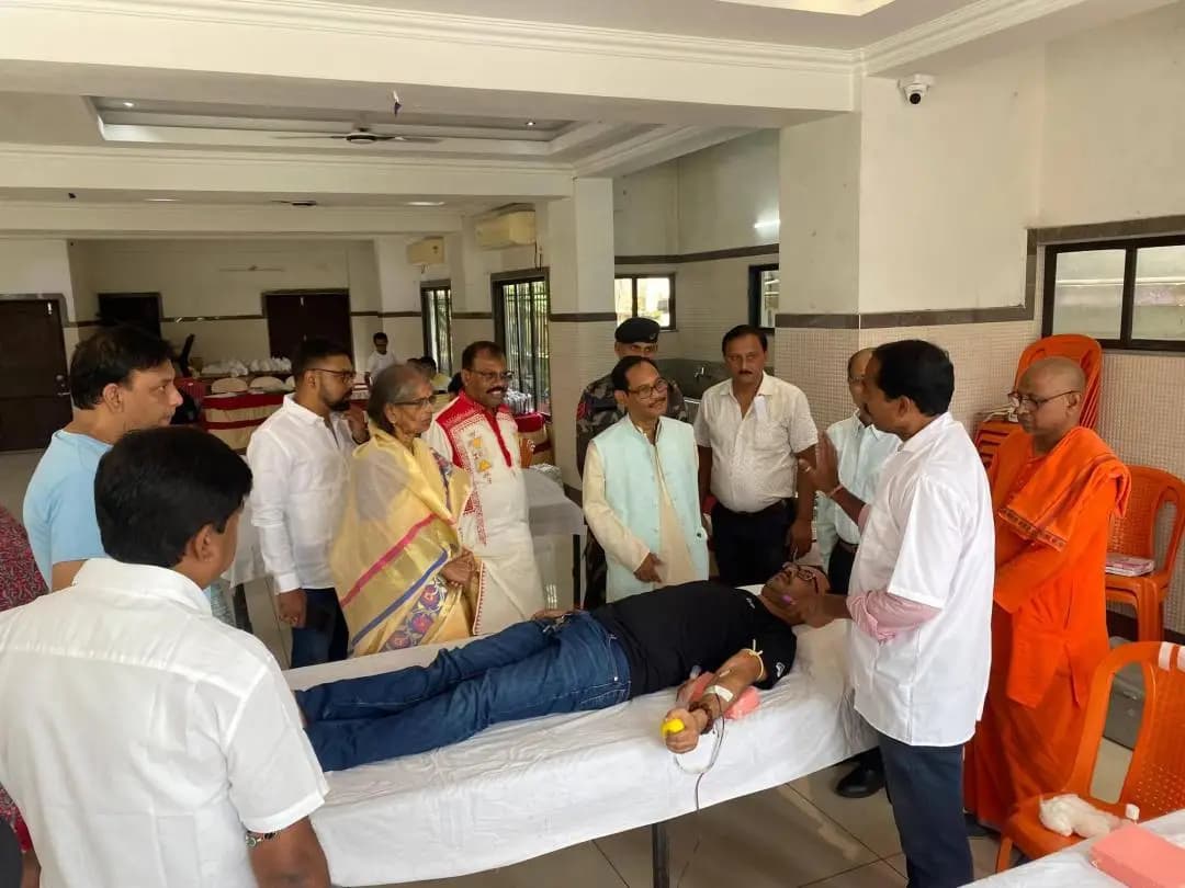 জলপাইগুড়ি: জলপাইগুড়িতে ব্যবসায়ীদের উদ্যোগে রক্তদান শিবির ও সংবর্ধনা