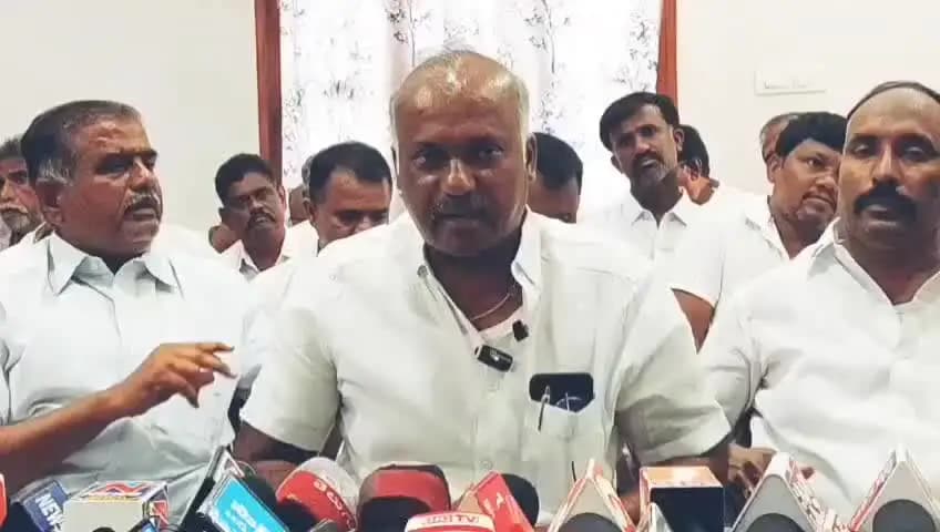 అనంతపురం అర్బన్: రాప్తాడు మాజీ ఎమ్మెల్యే తోపుదుర్తి ప్రకాష్ రెడ్డి వైసీపీ నేతలపై దాడులకు పాల్పడుతున్నారని రాప్తాడు మాజీ మార్కెట్ యార్డ్