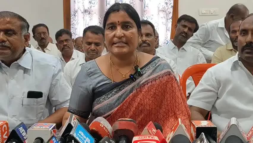 అనంతపురం అర్బన్: రాప్తాడు నియోజకవర్గం లోని వైసీపీ నాయకులకు రక్షణ లేకుండా పోతుందని వైసీపీ నేతలు ఆవేదన వ్యక్తం చేశారు జగన్మోహన్ రెడ్డి