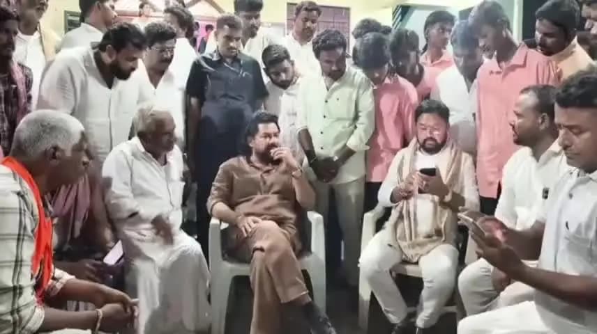ಬಳ್ಳಾರಿ: ಕರೇಕಲ್ ಗ್ರಾಮದಲ್ಲಿ ರೈತರನ್ನು ಭೇಟಿ ಮಾಡಿ, ಅವರೊಂದಿಗೆ ಸಂವಾದ ನಡೆಸಿ, ನೀರಾವರಿ ನೀರಿನ ಸಮಸ್ಯೆಗಳ ಕುರಿತು ಚರ್ಚೆ; ಶಾಸಕ ಬಿ.ನಾಗೇಂದ್ರ